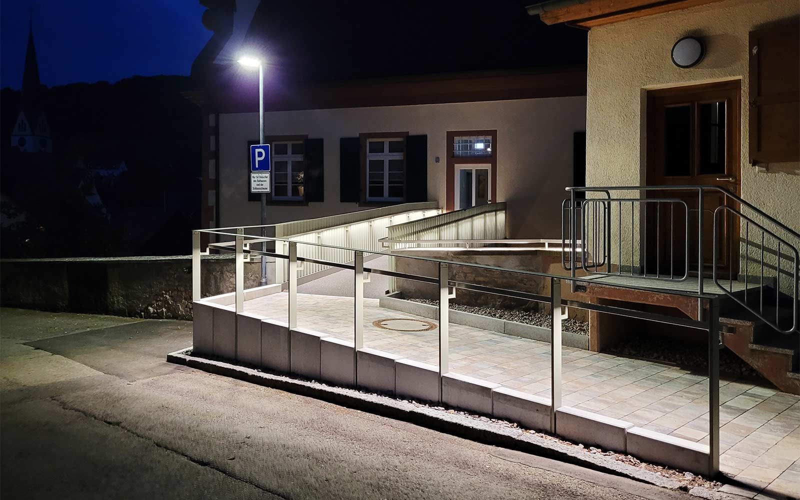 bester-led-handlauf-brueckenbeleuchtung-lux-glender-rathaus-ebringen