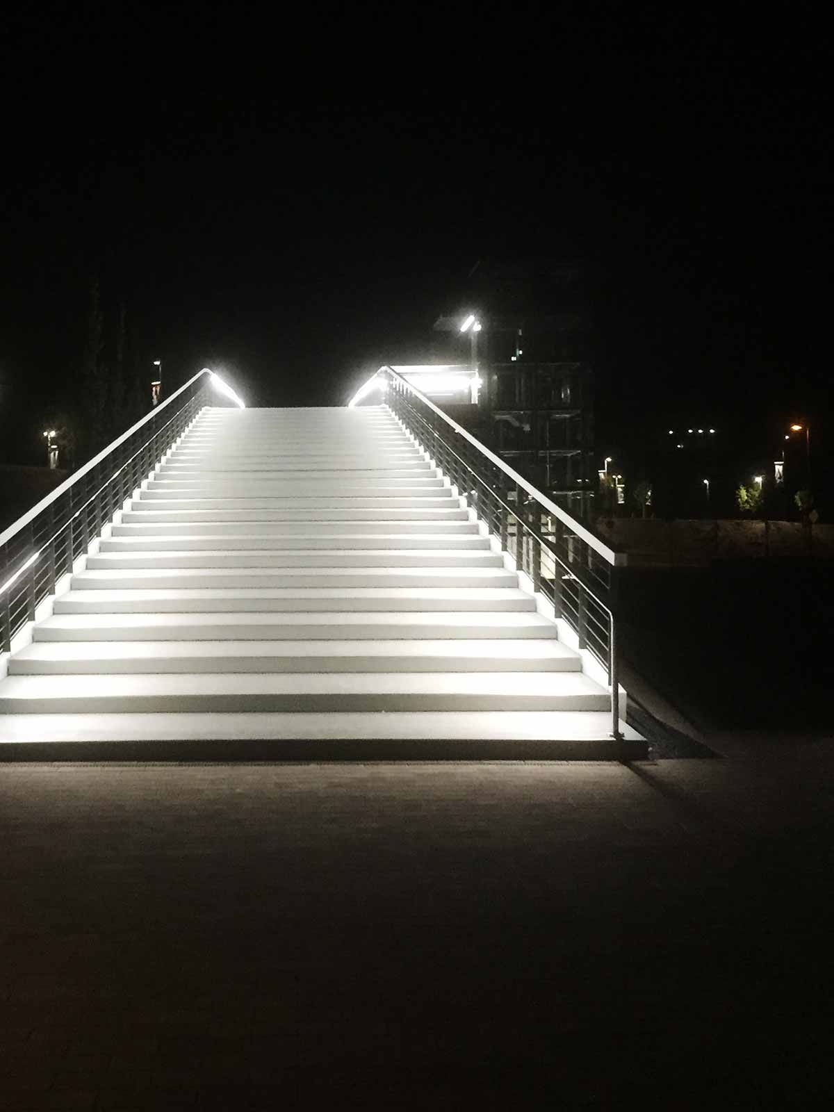 led-handlauf-treppenbeleuchtung-brueckenbeleuchtung-lux-glender-outlet-montabaur
